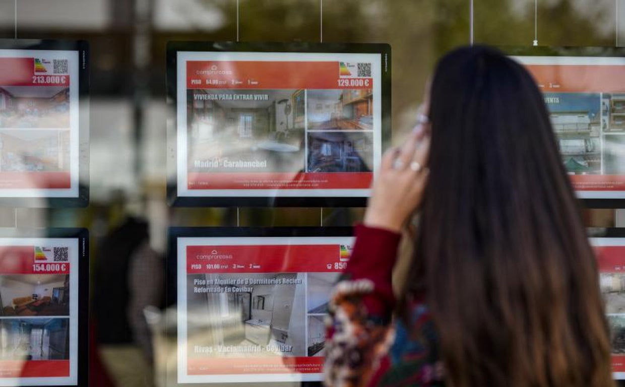 Una joven contempla la oferta de alquileres en un municipio de Madrid