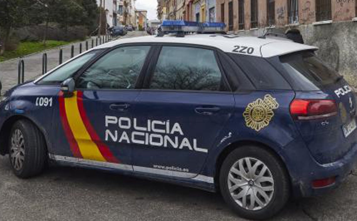 Una patrulla de la Policía Nacional vigila las calles en la Comunidad de Madrid