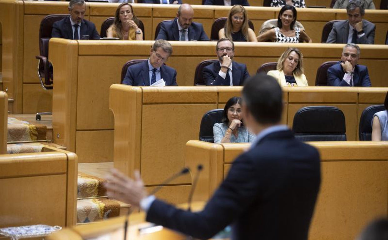 Pedro Sánchez y Alberto Núñez Feijóo durante el debate del pasado martes en el Senado
