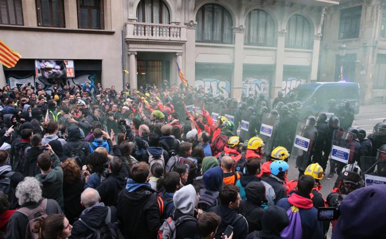 Investigados tres mossos por el joven que perdió un testículo tras el impacto de una bala de foam