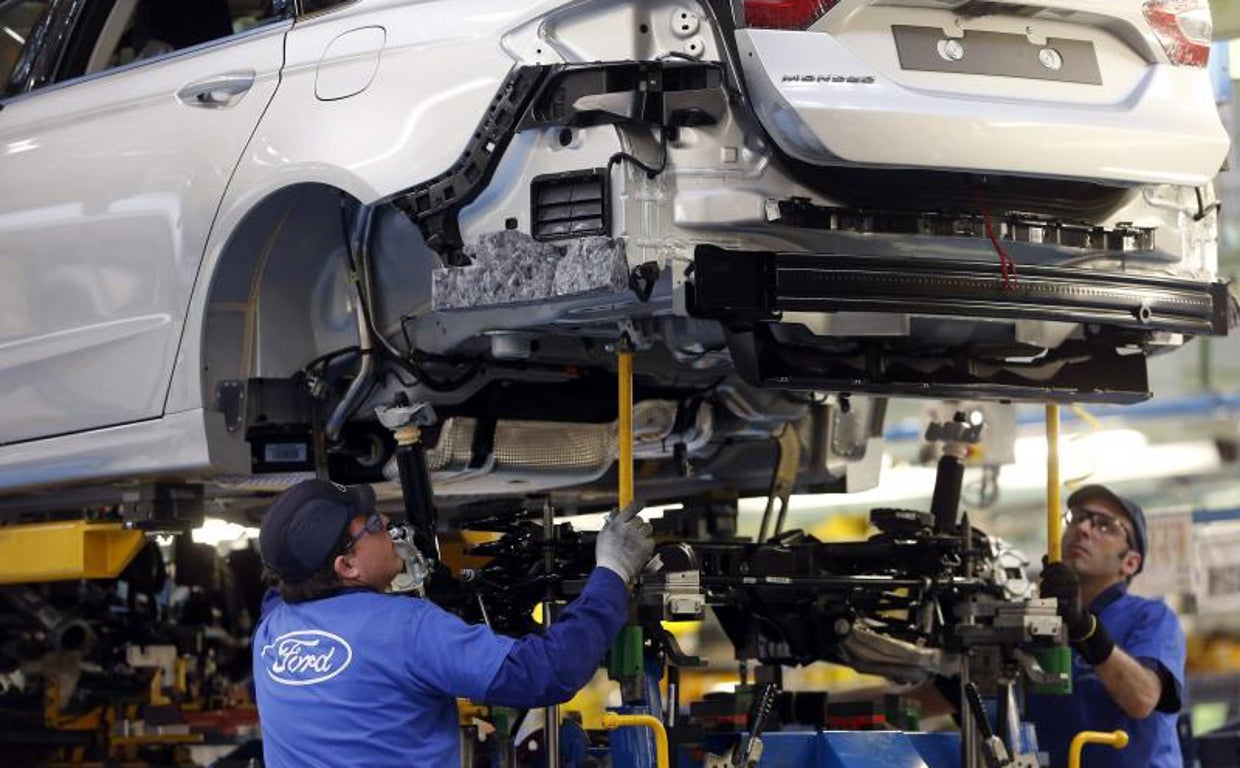 Trabajadores en una planta de automoción