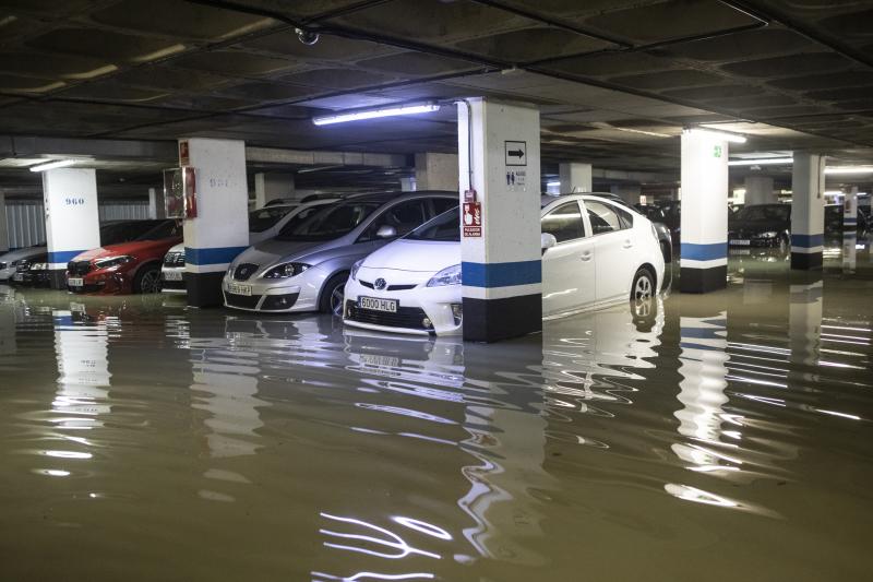 La planta de un garaje aledaño al lugar de la avería totalmente anegada de agua