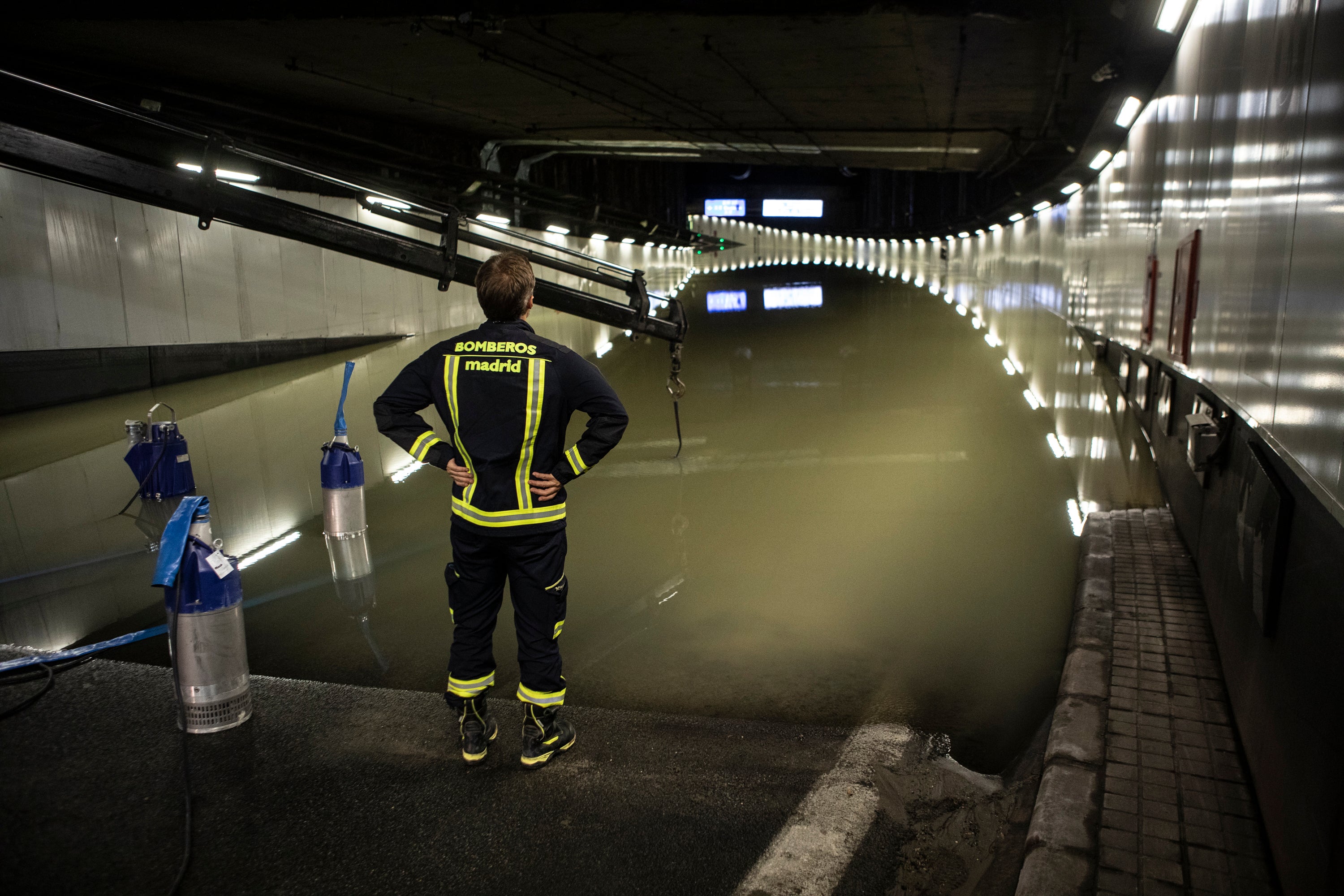 Un bombero observa el panorama del túnel de la M-30