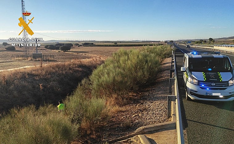 La Guardia Civil auxilia en la A-30 a un hombre que se había desvanecido en la cuneta