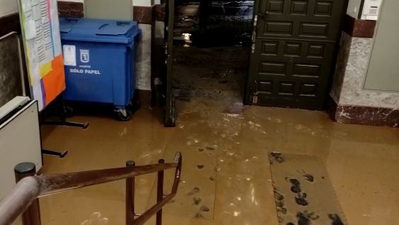 Entrada al colegio público Concepción Arenal anegada de agua y barro tras la rotura de la tubería