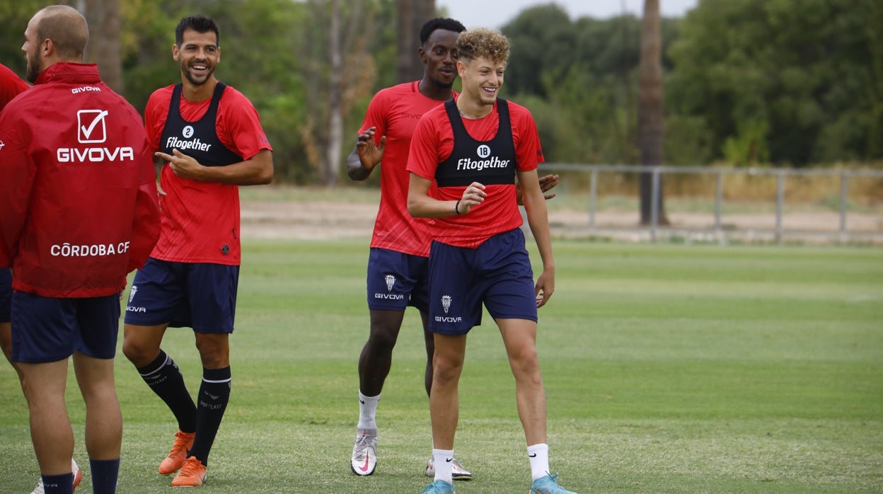 Simo, al mal tiempo buena cara en el entrenamiento del Córdoba CF