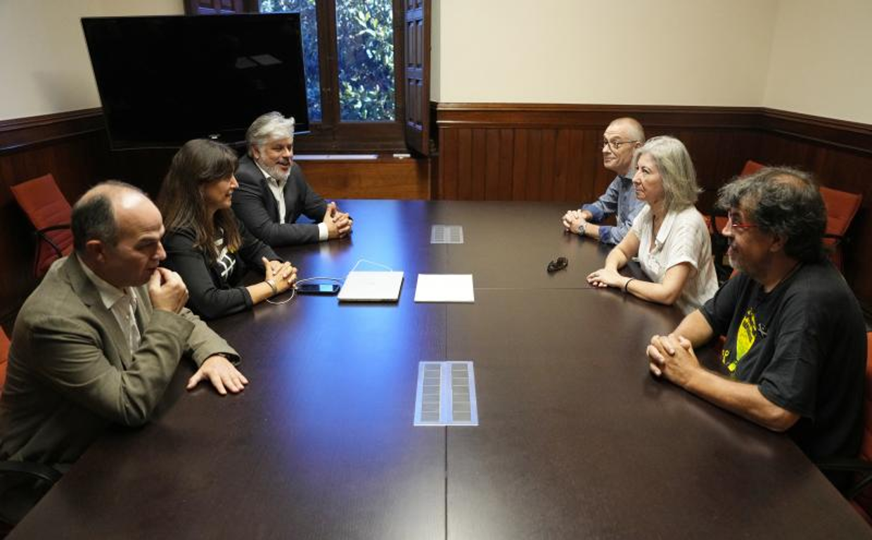 Las direcciones de Junts, a la izquierda, con su presidenta Laura Borràs, y de la ANC, con Dolors Feliu, presidenta de la entidad