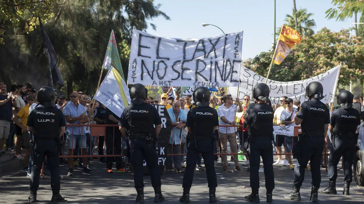Los taxistas vuelven a protestar este jueves en Sevilla contra la regulación de los VTC