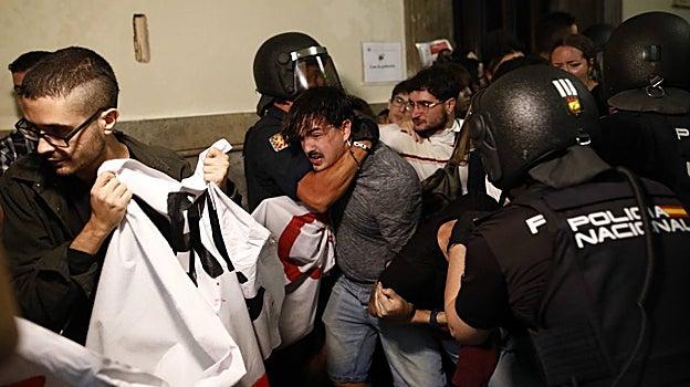 La Policía, conteniendo a alguno de los manifestantes