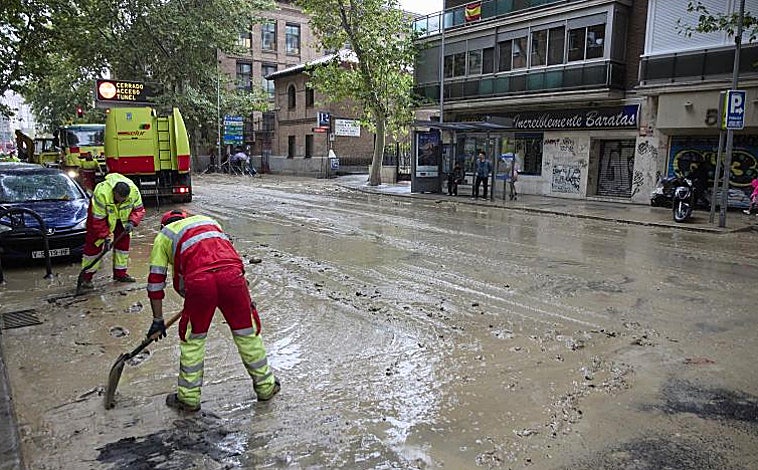 Imagen principal - La rotura de una tubería ha provocado inundaciones en los túneles de la M-30 y zonas aledañas, como los accesos a la autopista de circunvalación, así como trasteros y garajes de inmuebles del lugar.  