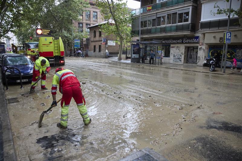Dos operarios trabajan en la inundación
