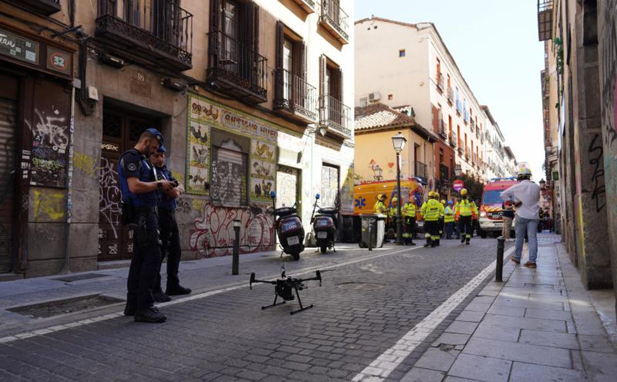 La Policía Municipal maneja, este viernes, un dron para ayudar en las tareas