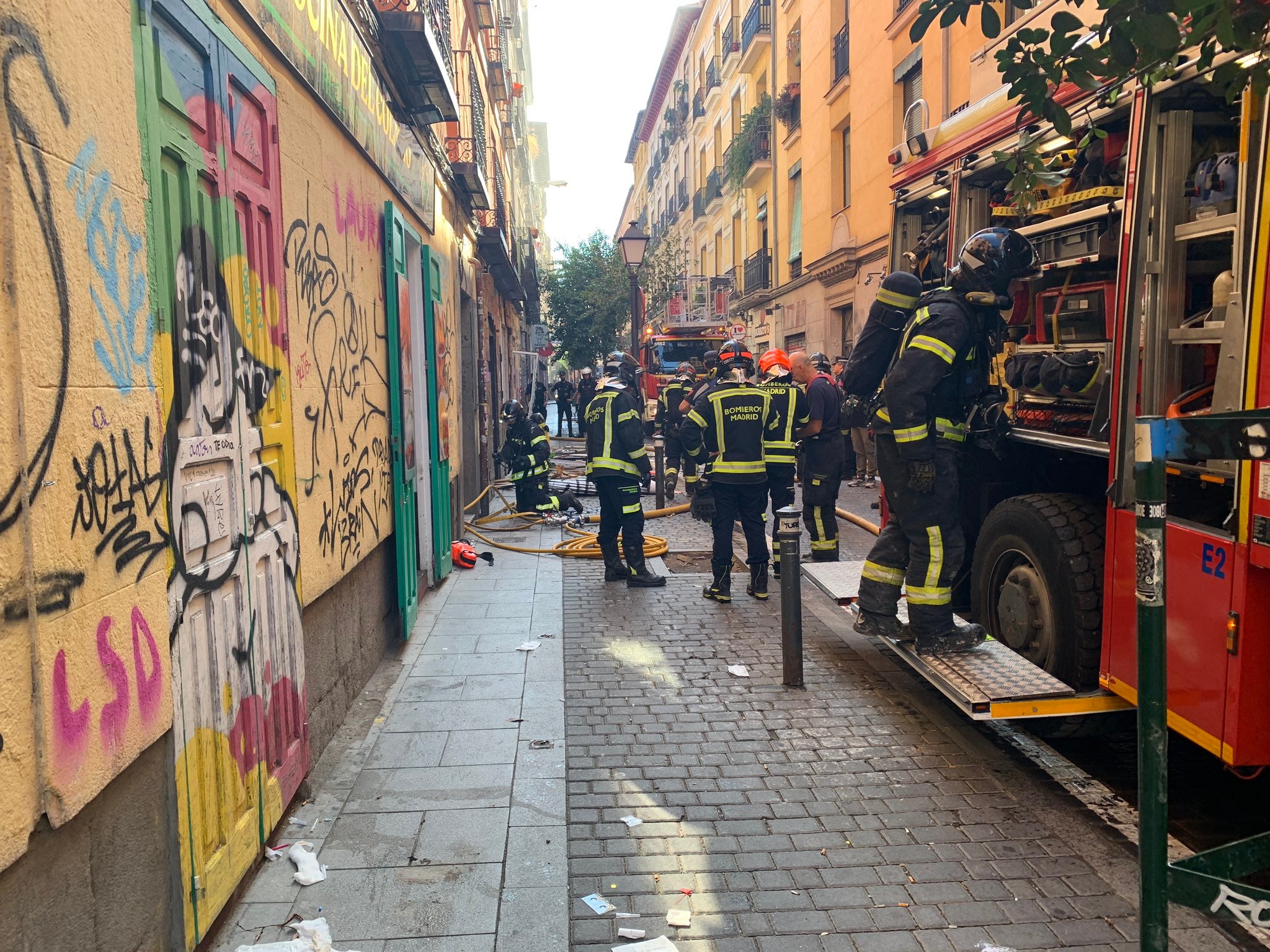 Los Bomberos trabajan en la calle Vicente Ferrer de Madrid para apagar el incendio y retirar escombros.