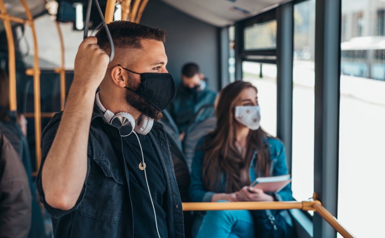 La Junta de Andalucía, partidaria de mantener mascarilla en transporte público, centros sanitarios y residencias
