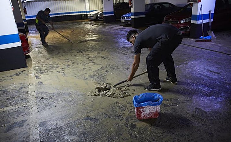 El descalabro de la tubería de la M-30: 60 coches inundados, electrodomésticos rotos y género perdido