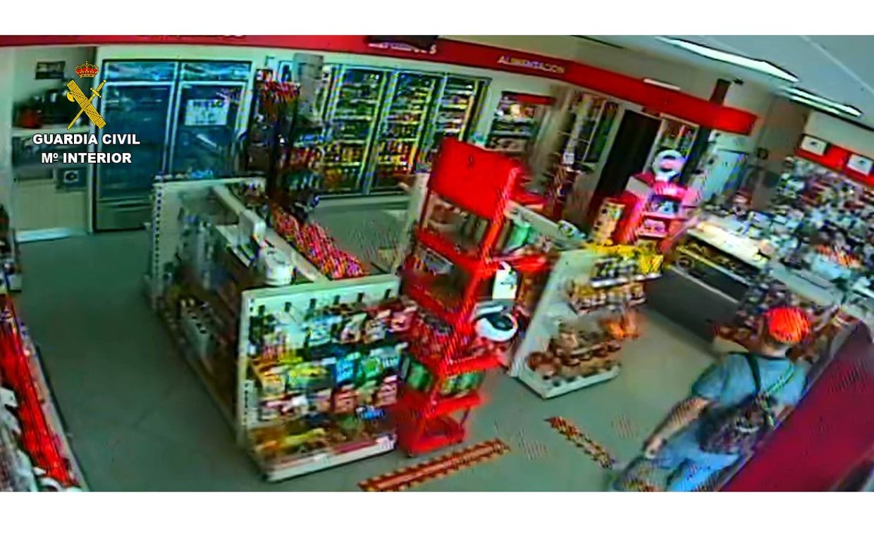 El acusado durante uno de los robos en la provincia de Ciudad Real