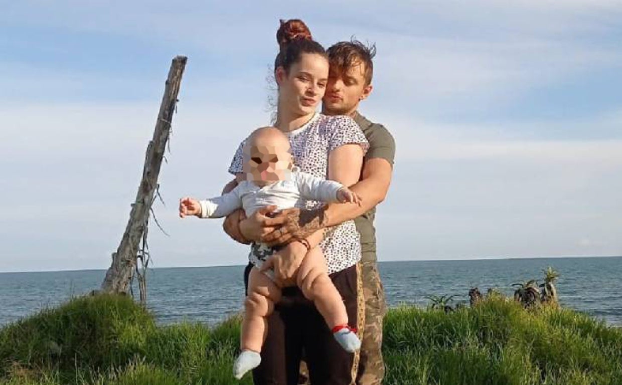 Imagen de archivo de María Teresa T. M. con su actual pareja y su hijo mayor