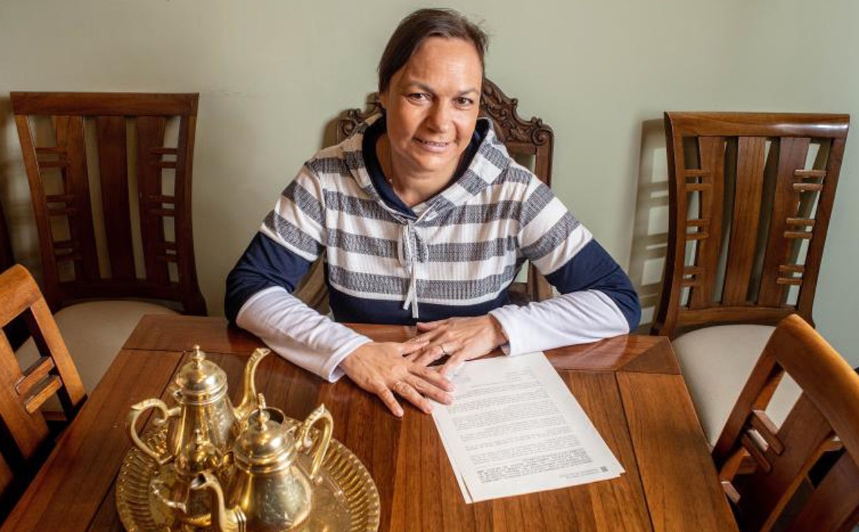 Consuelo Santos durante una entrevista con ABC