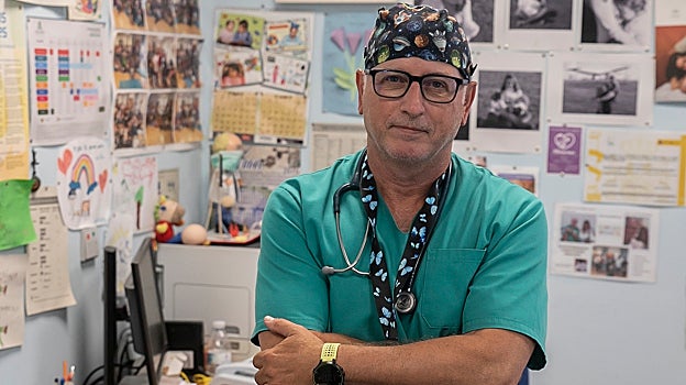 Javier Navarro, en su consulta, durante la entrevista