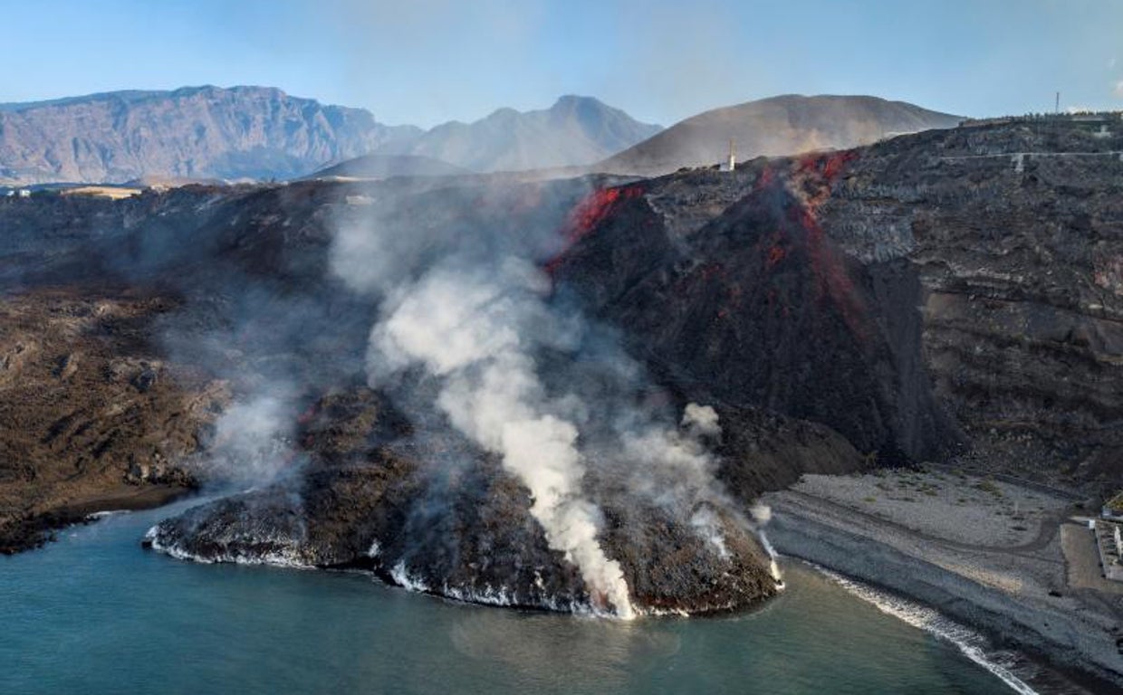 La 'superfajana' sobre la Playa de los Guirres, donde confluyeron varios ríos de lava
