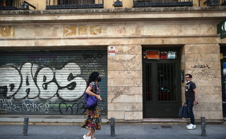 Castilla y León abre la puerta a que los locales comerciales se conviertan en viviendas pasados ocho años