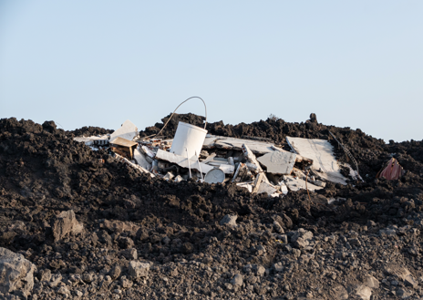 Imagen secundaria 1 - Antes de la erupción, una moto, una casa y libros, convertidos en un amasijo tras el paso de la lava