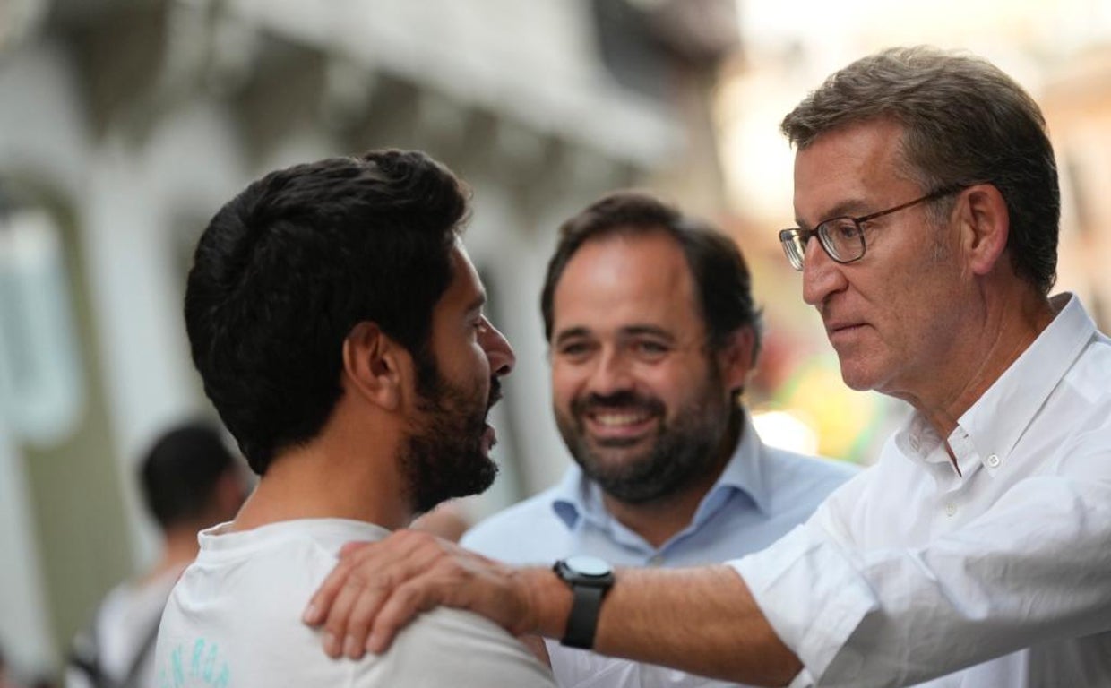 Alberto Núñez Feijóo, con Paco Núñez durante el paseo que ha dado este domingo por Toledo