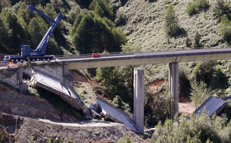 La Xunta sospecha que el Gobierno conoce los motivos del derrumbe del viaducto de la A-6