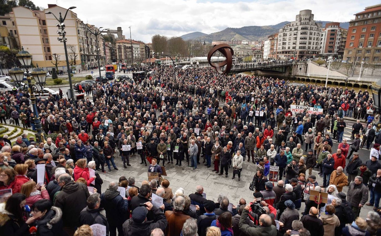 Los pensionistas vascos llevan más de cuatro años concentrándose todos los lunes frente al Ayuntamiento de Bilbao