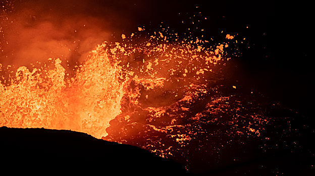 Primer plano de la columna eruptiva de Cumbre Vieja