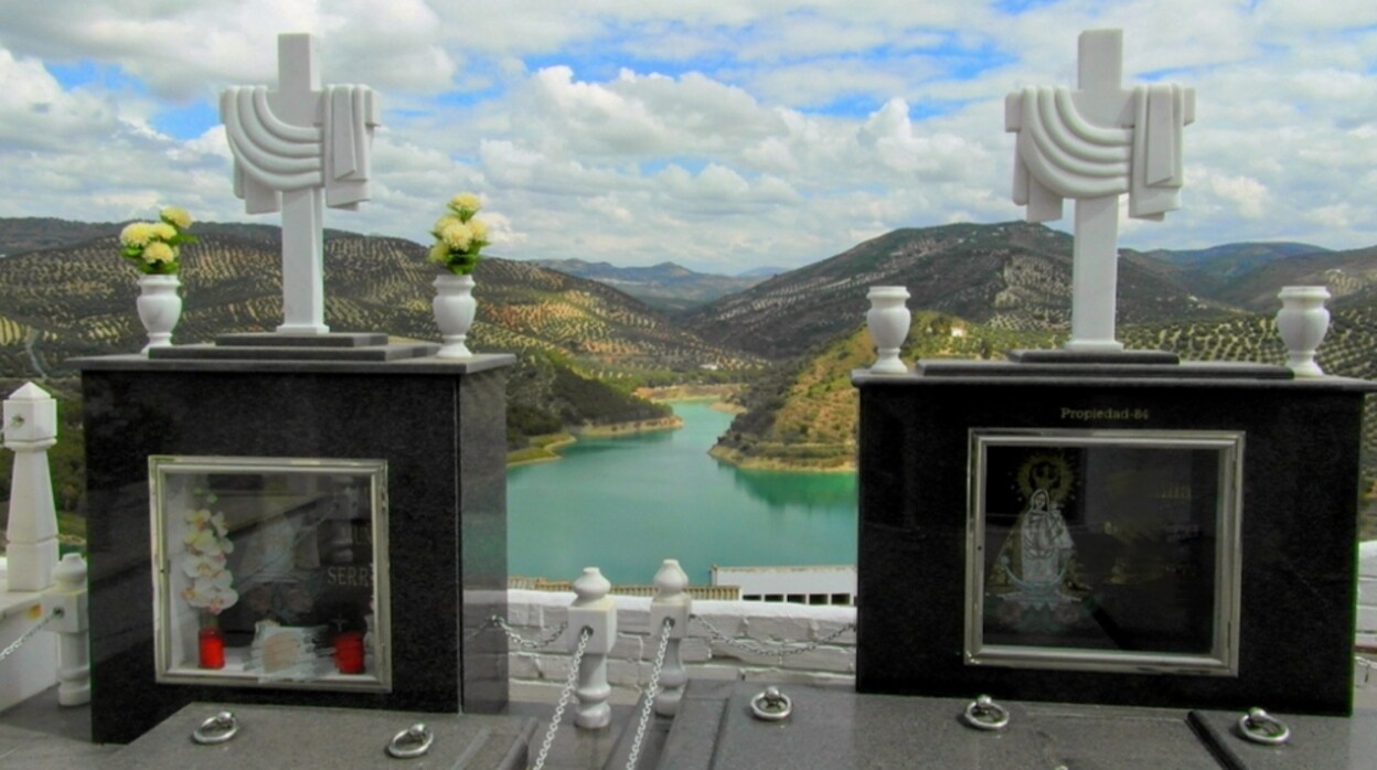 ¿Quieres votar por el cementerio de Iznájar como el más bonito de España?