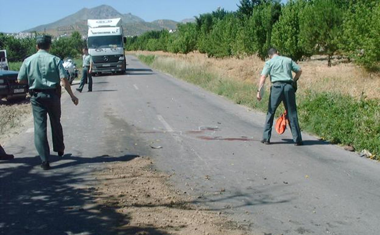 La Guardia Civil interviniendo en un accidente en una imagen de archivo