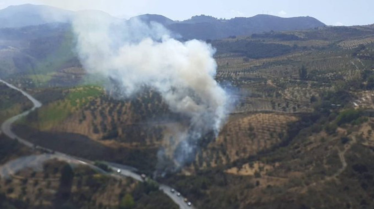 El incendio de un coche moviliza a medios aéreos del Infoca en un paraje de Granada