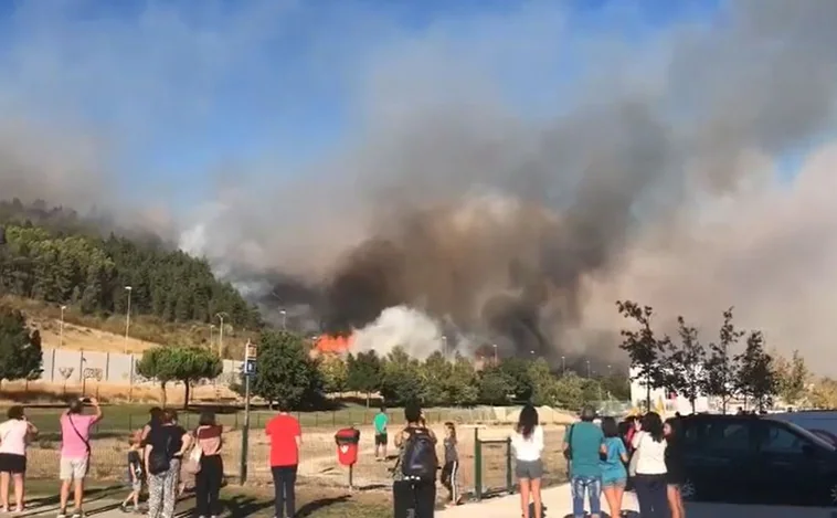 Los bomberos trabajan para apagar un aparatoso incendio junto a Pamplona