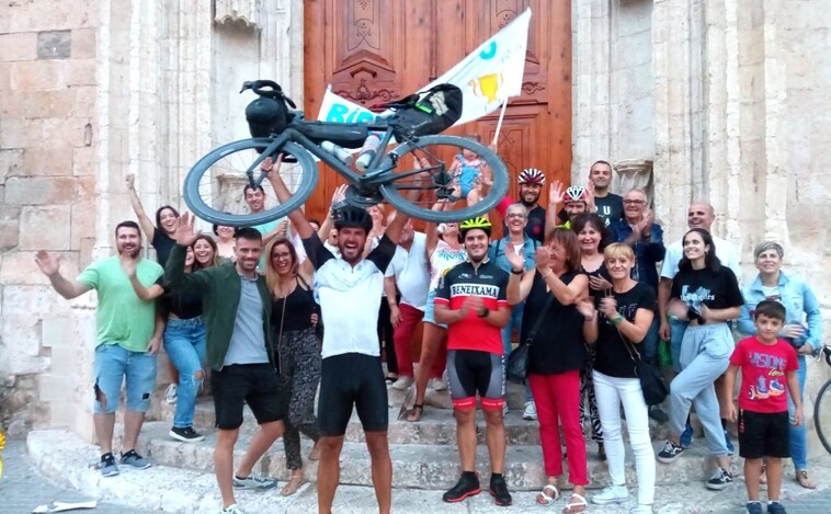 Un alicantino recorre en bici 27 países en 100 días para ayudar a los refugiados ucranianos