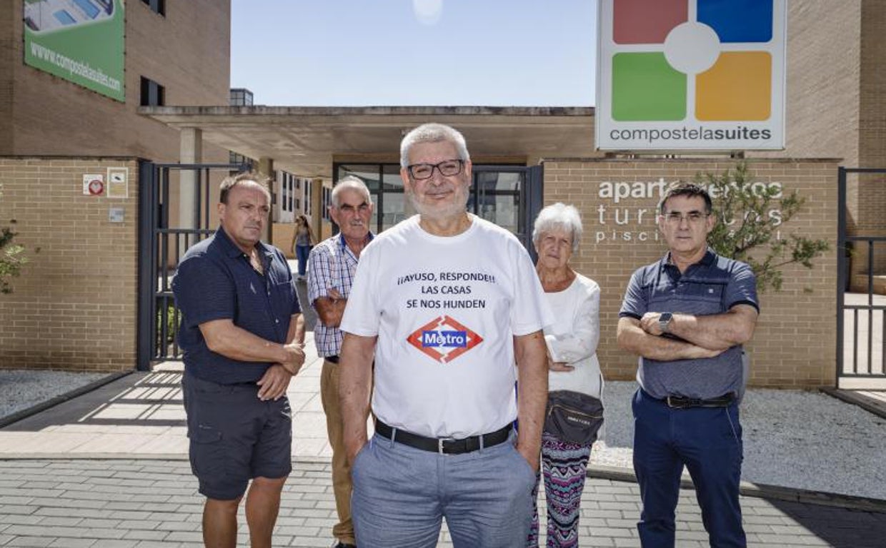 Un grupo de afectados, este martes, a las puertas del apartahotel