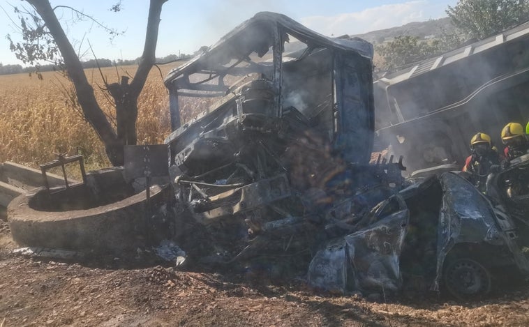 Un fallecido tras la colisión de un turismo y un camión, que han quedado calcinados, en Añover de Tajo