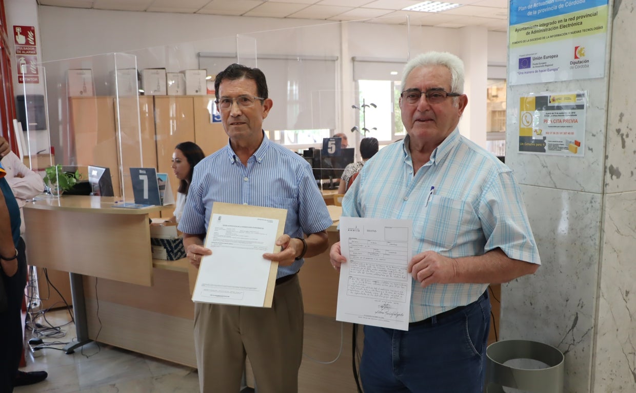 Vecinos presentan 285 firmas al Ayuntamiento de Lucena para retirar unas farolas vanguardistas