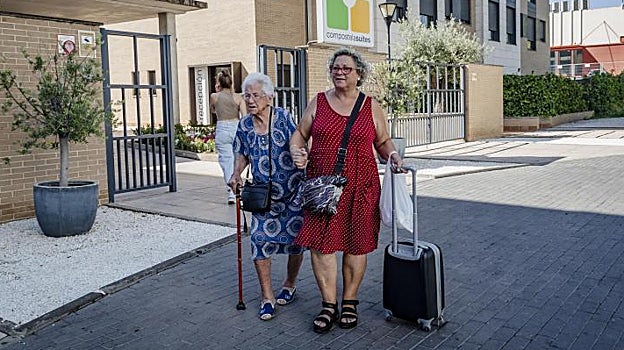 Marcela, una vecina de 95 años realojada, abandonó este martes el apartahotel
