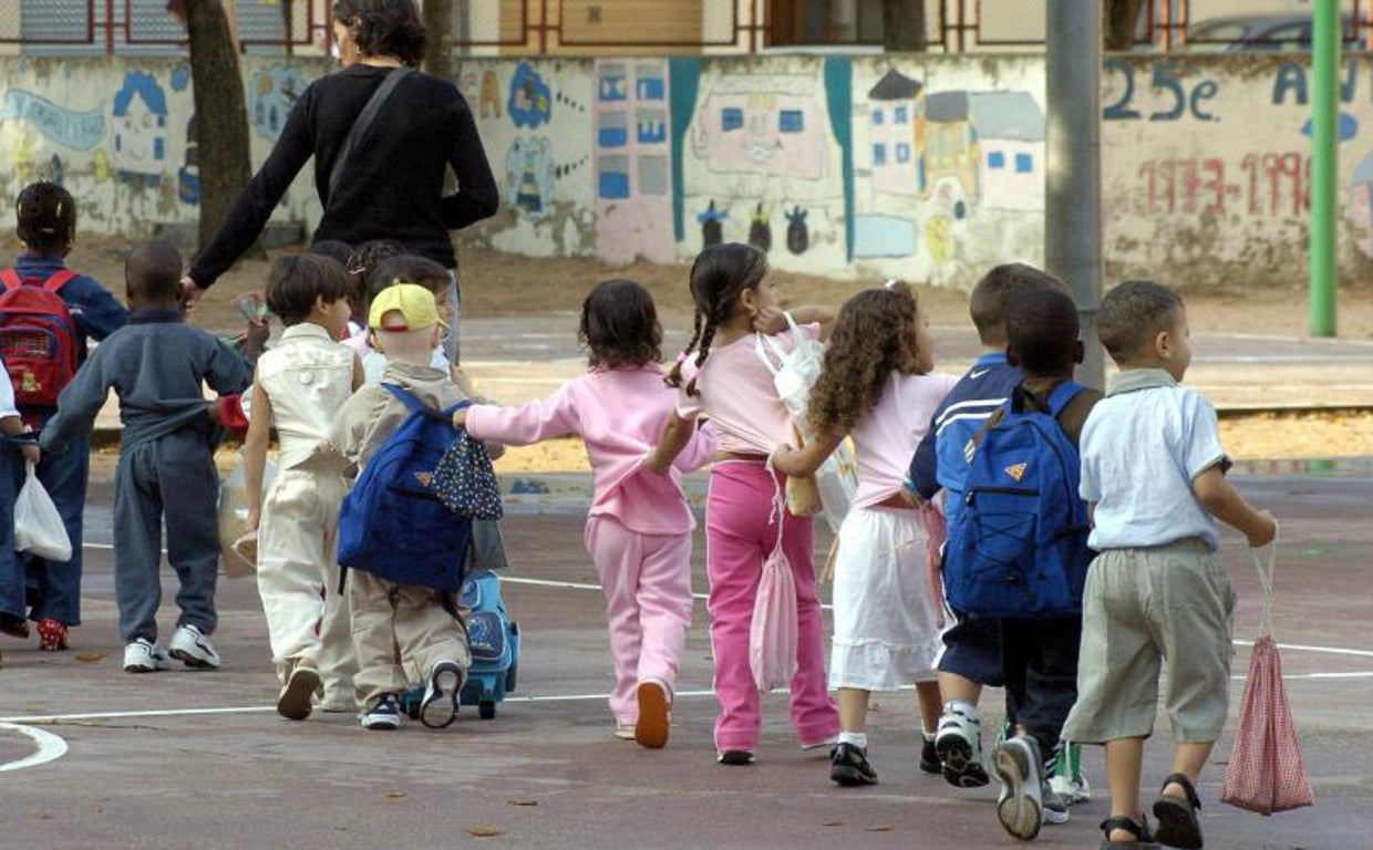 Niños, llegando al colegio en una imagen de archivo