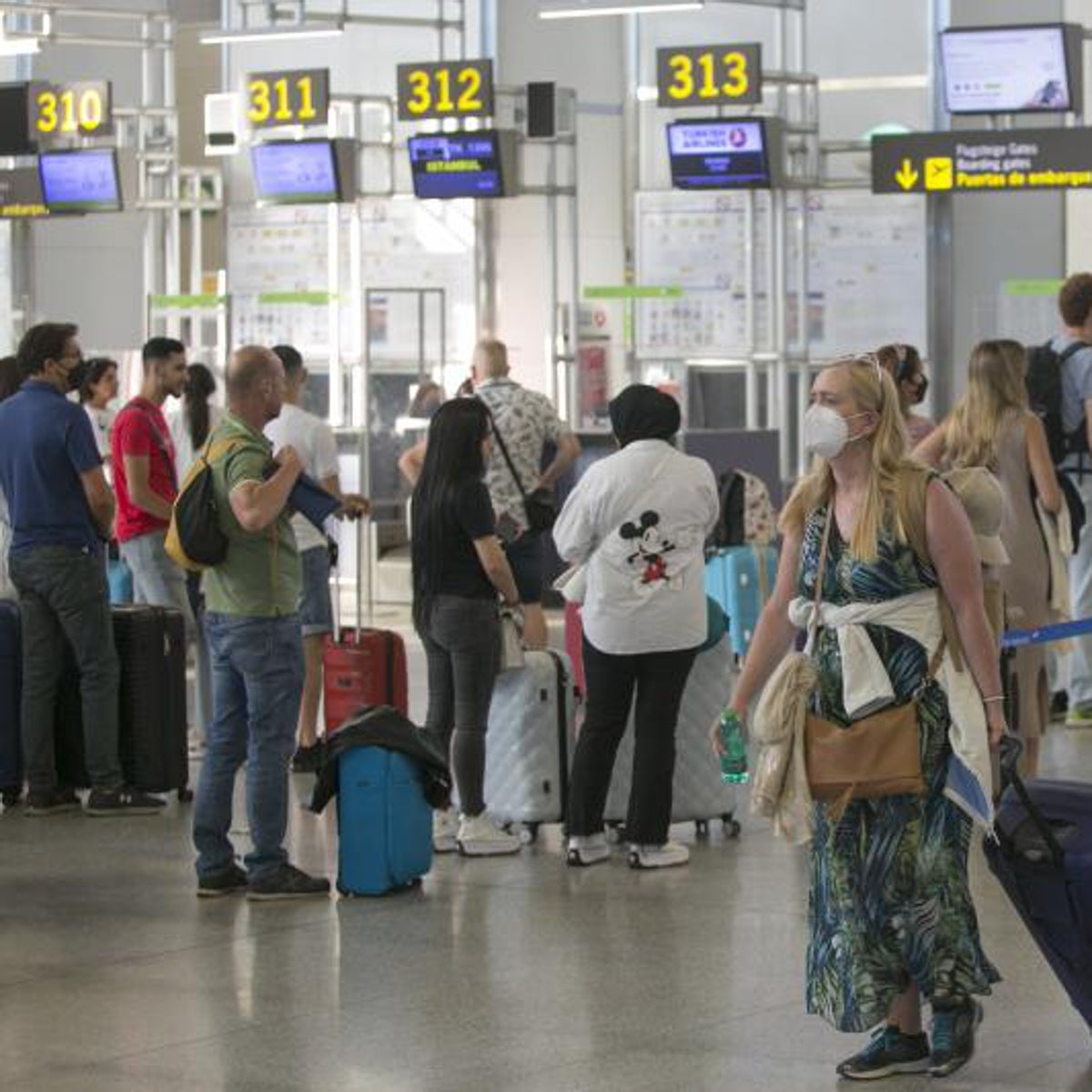 El ex consejero de Salud, a favor de eliminar ya las mascarillas en el transporte público