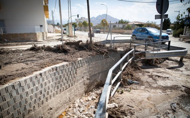 Una tromba de agua de pocos minutos en Granada deja viviendas anegadas y varias calles cortadas