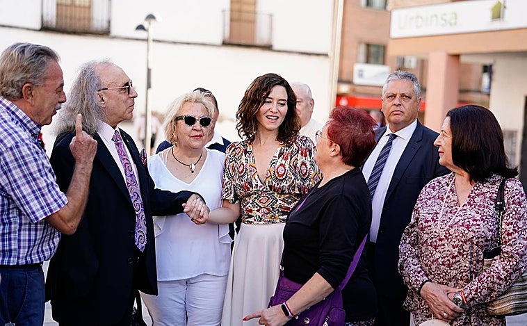 Ayuso presentará la próxima semana el recurso de inconstitucionalidad contra el decreto que apaga los escaparates