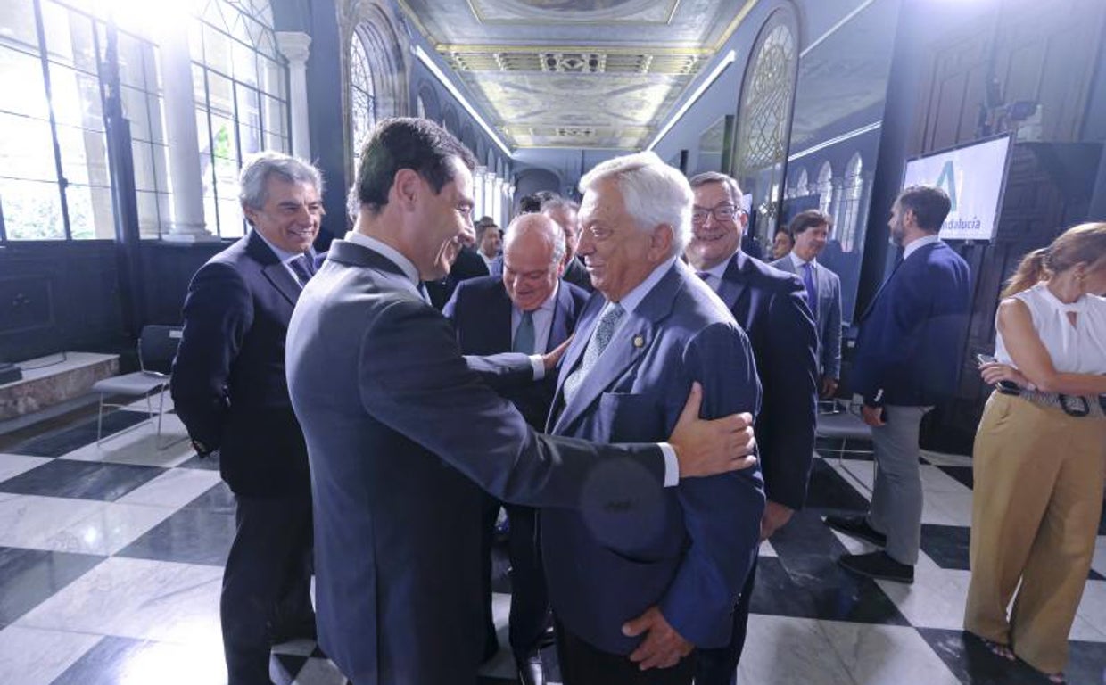 Juanma Moreno saluda Francisco Herrero, presidente de la Cámara de Comercio de Sevilla, en San Telmo