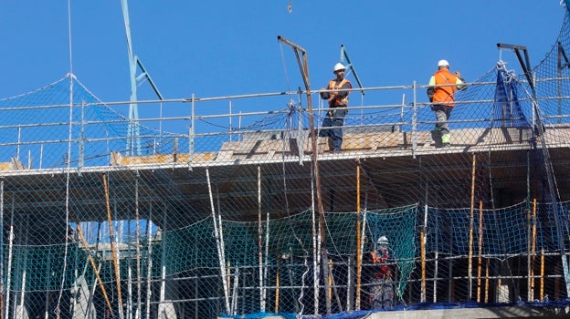 Obreros trabajando en una promoción de viviendas de la capital