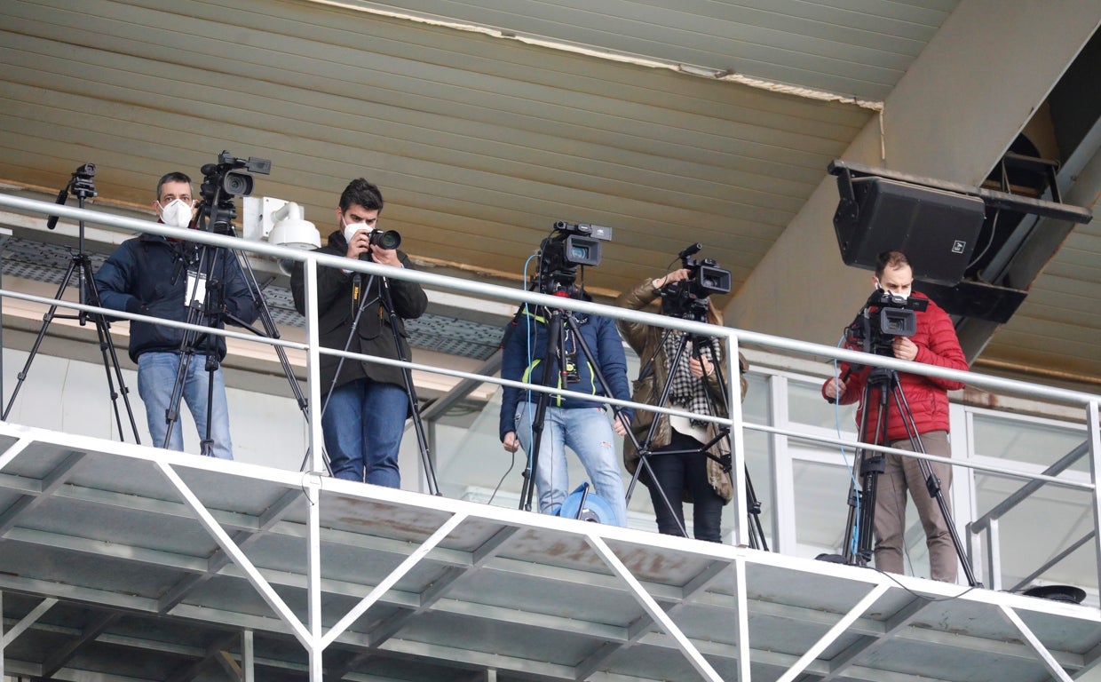 Varios operadores de cámara, en un partido del Córdoba CF