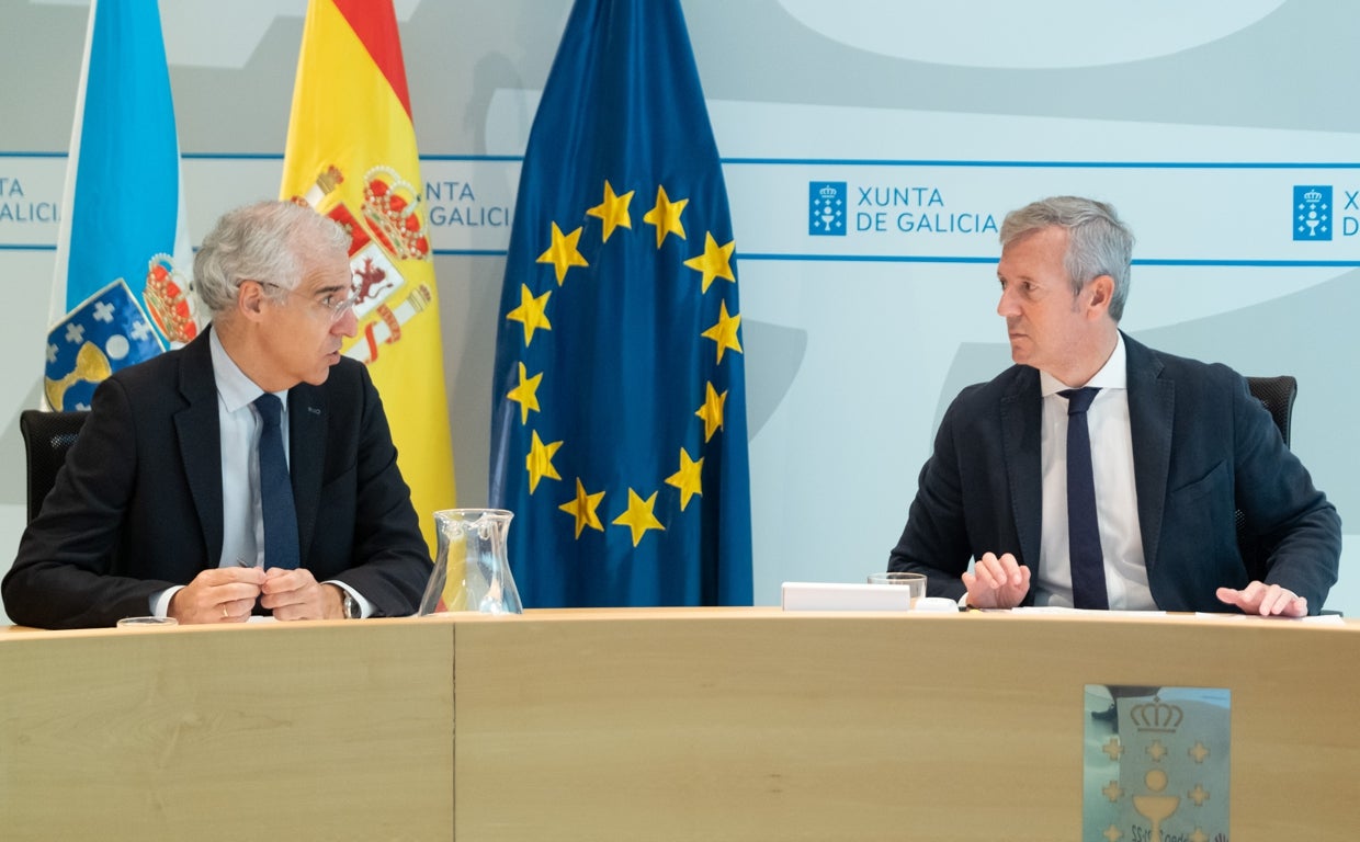 El presidente de la Xunta, Alfonso Rueda, y el vicepresidente económico, Francisco Conde, este jueves en el Consello