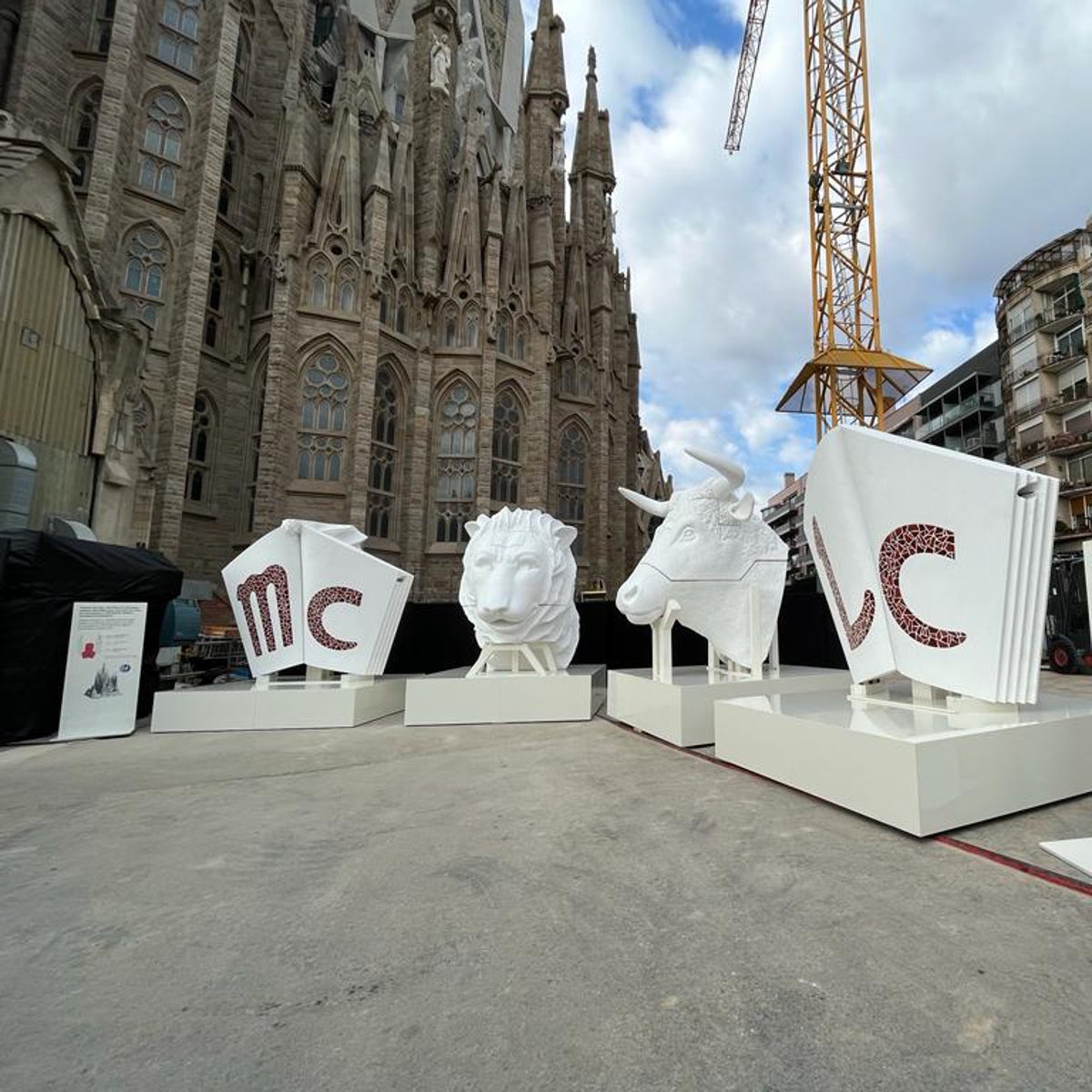 Una cabeza de León y otra de Buey para coronar desde este año las torres de la Sagrada Familia