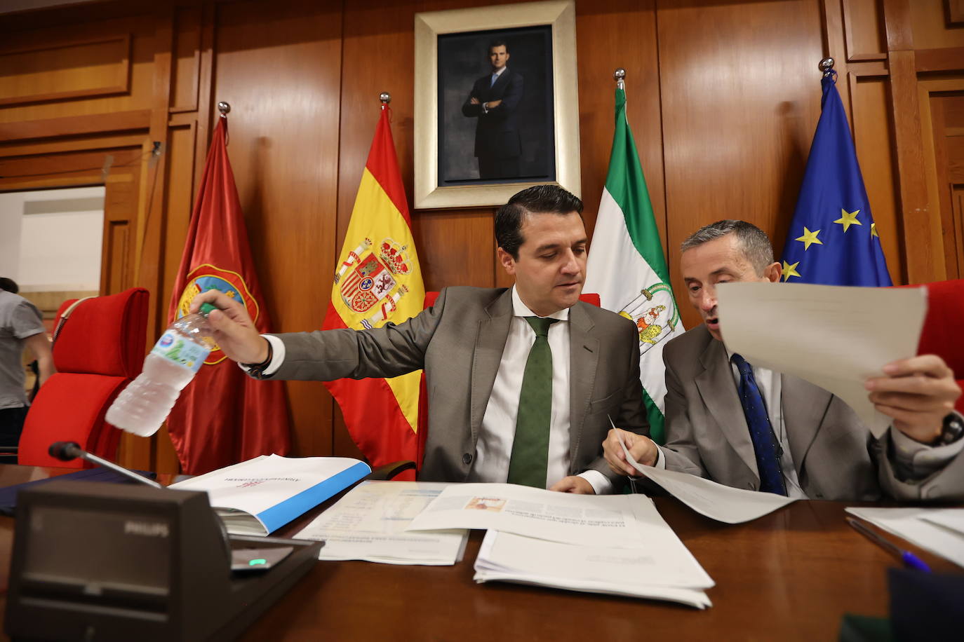 En imágenes, el tenso y polémico Pleno en el Ayuntamiento de Córdoba