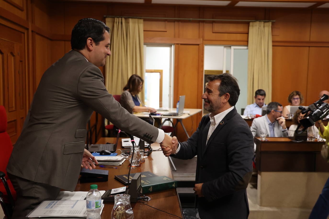 En imágenes, el tenso y polémico Pleno en el Ayuntamiento de Córdoba